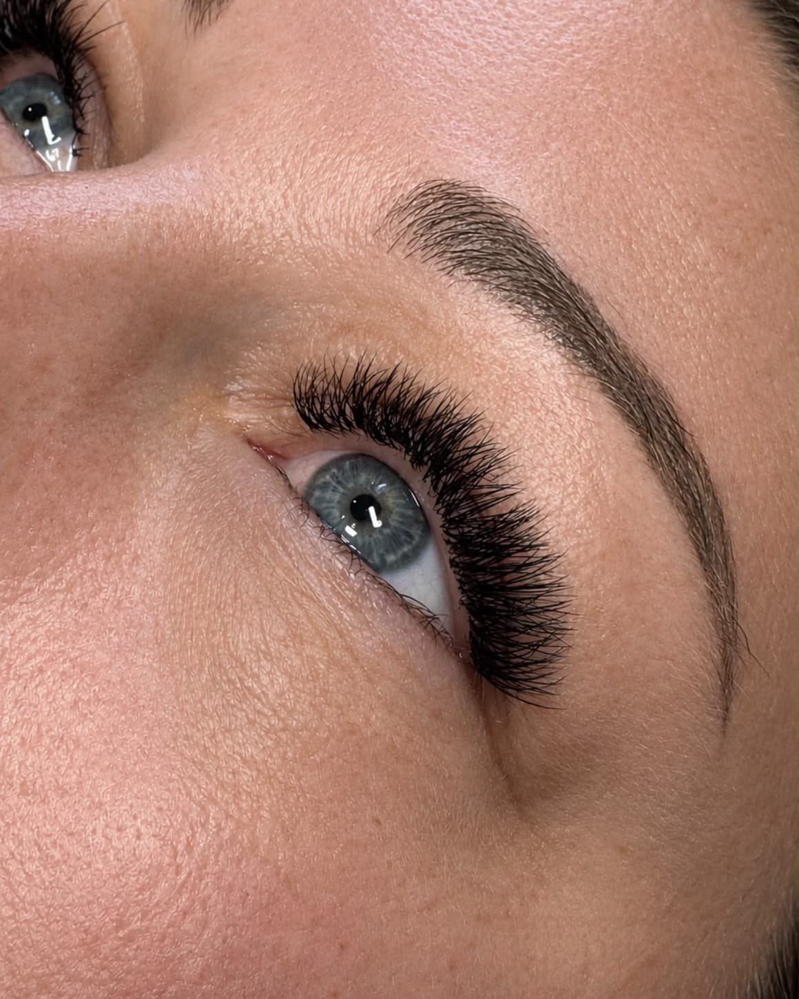 Extensions de cils en volume sur un œil bleu